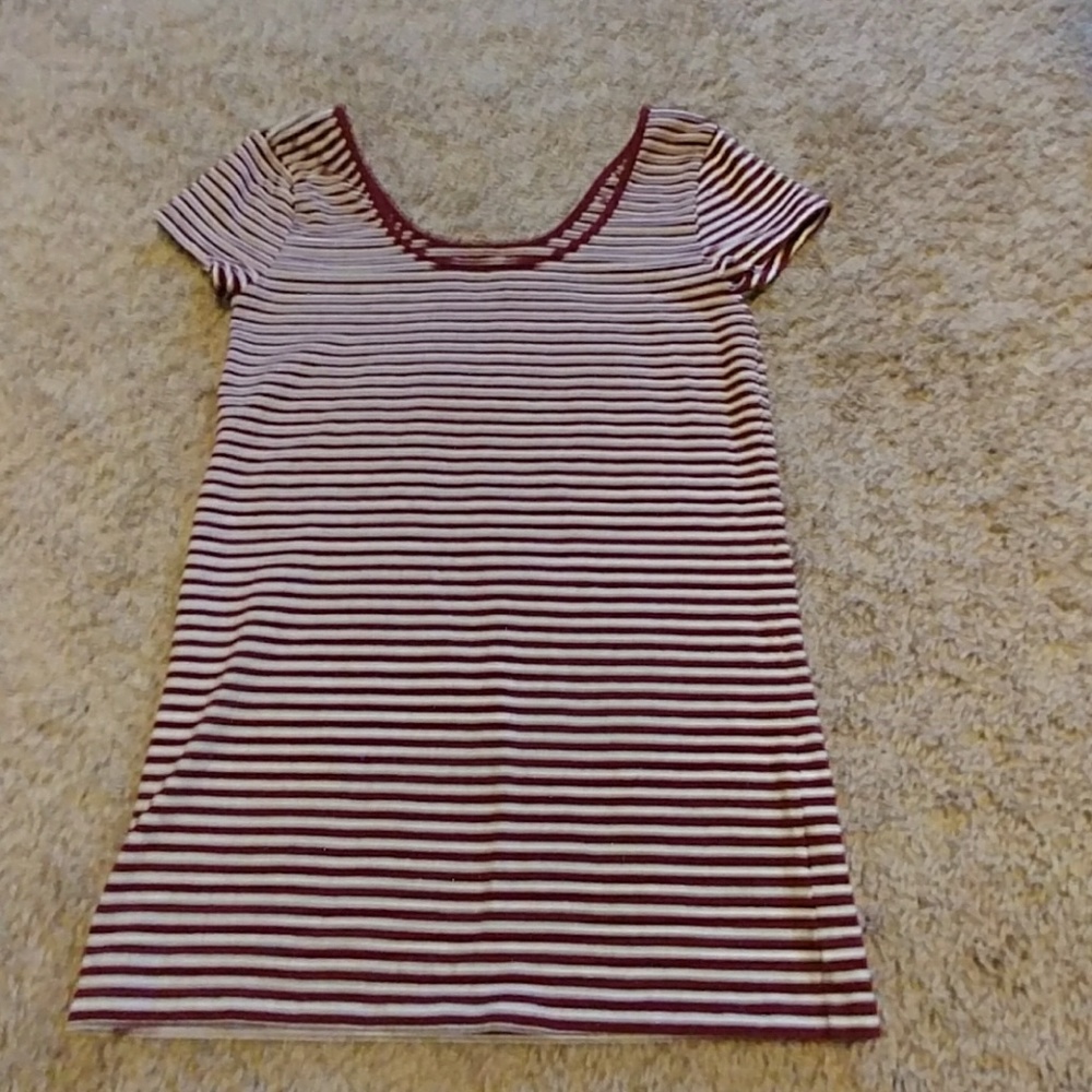 Gap maroon shirt